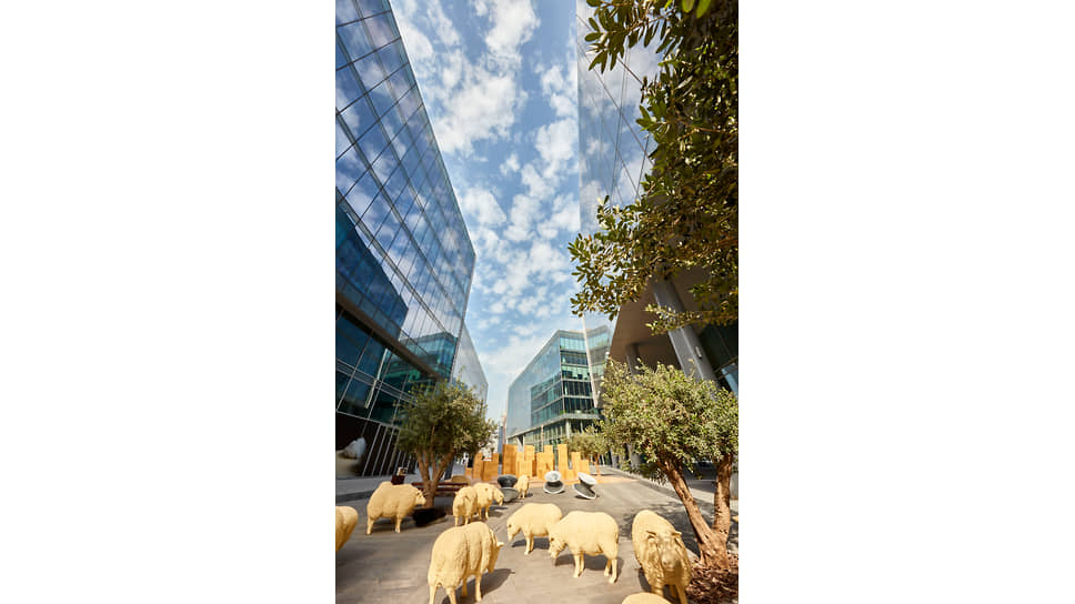 Инсталляции «Chic Sheep», представленные галереей Nakkash в Dubai Design District