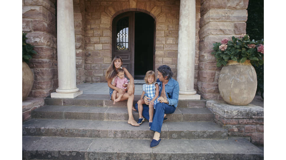 Джейн Биркин с Шарлоттой (слева) и Серж Генсбур с Кейт Барри, старшей дочерью Джейн. Сен-Тропе, август 1972 год