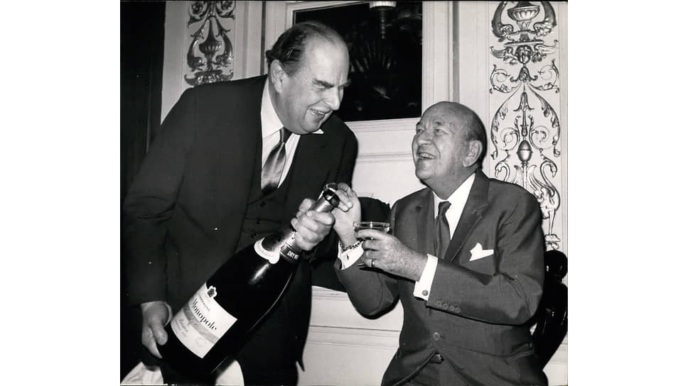 Открытие бара Ноэла Кауарда в театре «Феникс». На фото актер Роберт Морли наливает бокал шампанского Ноэлу Кауарду, 1969 год
