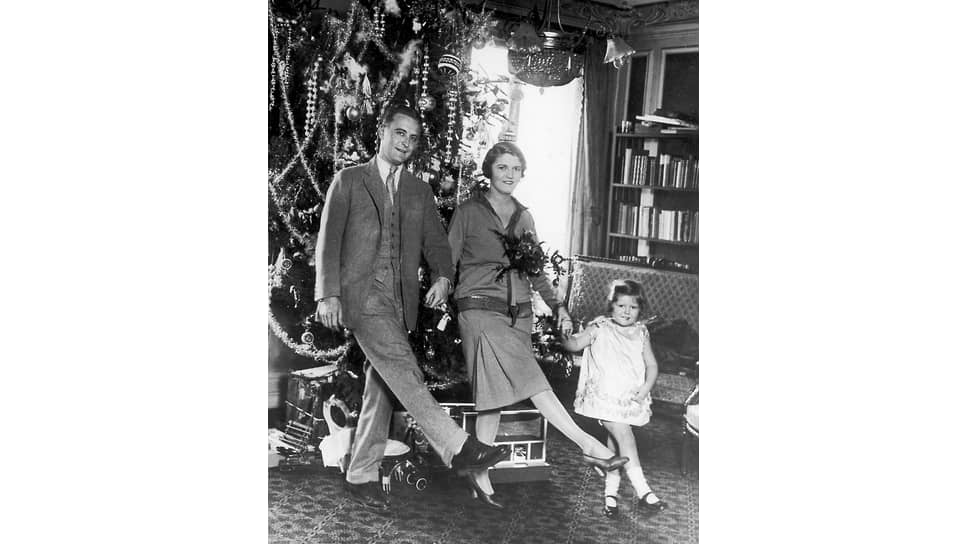 Фрэнсис Скотт Фицджеральд танцует с женой Зельдой и дочерью Фрэнсис перед рождественской елкой в Париже, середина 1920-х годов