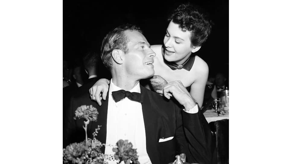 Актер Чарлтон Хестон с женой Лидией на ужине премии Гильдии режиссеров Америки в Лос-Анджелесе, Калифорния, 1955 год