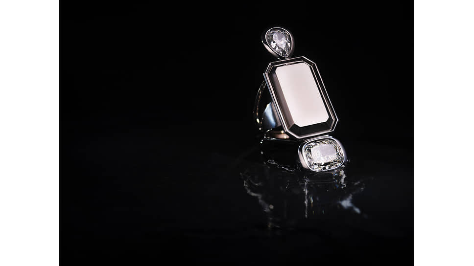 Кольцо «Живая вода», белое золото, бриллианты огранки «груша», 1,58 карата, и «кушон», 5,02 карата. В золотой капсуле — вода из озера Байкал