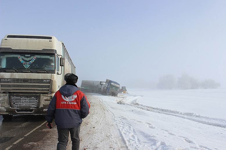Остановить грузовик. Полиция остановила фуру. Фото аварии большегрузов в Москве Ивеко.