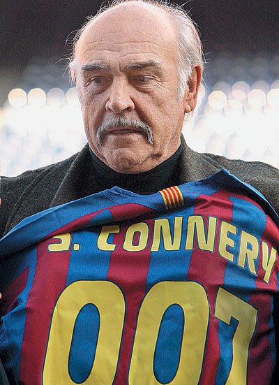 Шон Коннери получил майку за номером 007 от команды Barcelona