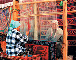 Красный ковер в интерьере комнат, фото · Radjab Carpet