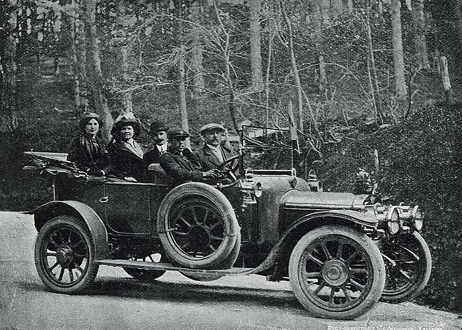 В первоклассности британских автомобилей Austin убедился член ЮРАКа Роберт Христианович Гутьяр, совершивший весной 1913 года небольшое путешествие по дорогам Крыма вместе с семьей и шофером.