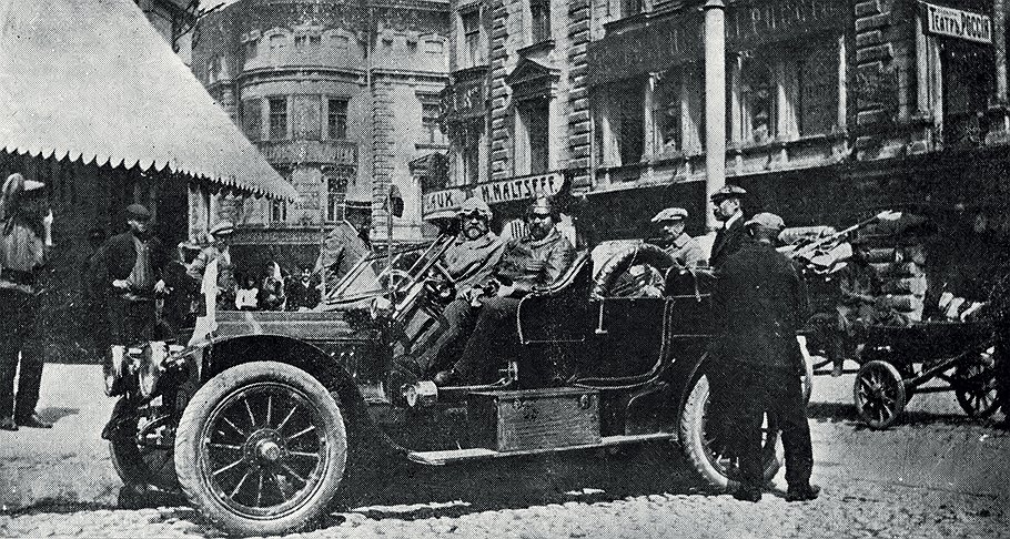 Летом 1912 года члены ЮРАКа на четырех машинах отважились съездить в Москву, но до первопрестольной добрались только два автомобиля. На фото - Генрих Иустинович Пок и его французский Brasier.
