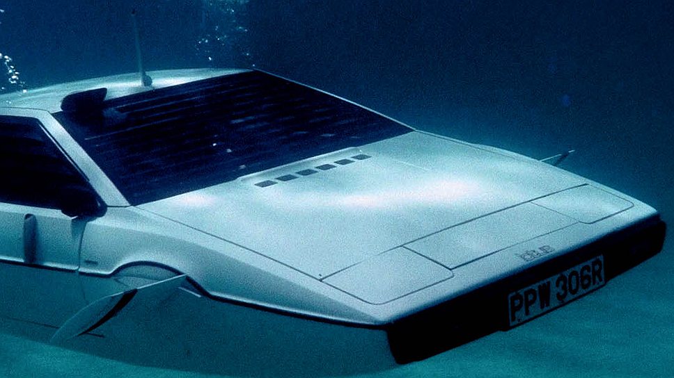 &lt;B>Чтобы&lt;/B> продемонстрировать в фильме процесс трансформации Lotus в субмарину, пришлось использовать несколько промежуточных моделей, а финальная плавающая модель приводилась в движение водолазами. &lt;br />&lt;br />
