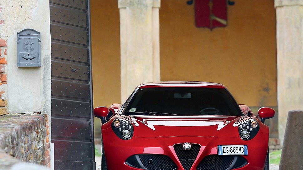 Северную петлю Нюрбургринга Alfa Romeo 4C проходит со скоростью суперкаров 90-х годов: круг за 8 минут 4 секунды - это результат Lamborghini Diablo и Ferrari 575 Maranello. Хетчбеку Alfa Romeo Giulietta Quadrifoglio Verde на это требуется на 25 секунд больше. Но на каждую лошадиную силу Giulietta приходится 5,6 кг веса, а у &quot;Кватро Чи&quot; лишь 4 кг. 