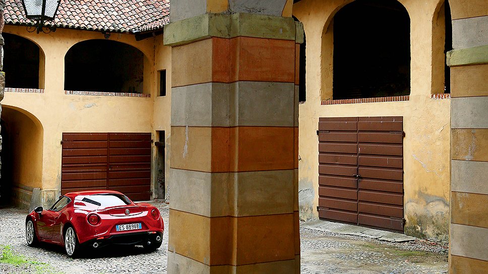 В интерьере Alfa Romeo 4C превалирует жесткий пластик, недорогая кожа и оголенный карбоновый монокок. Аналоговых приборов нет - только пестрая электронная панель, как у супербайка. Из излишеств: примитивная аудиосистема и утилитарный блок кондиционера. Но аскетичность лишь подчеркивает общее настроение: жми на газ и вперед! 