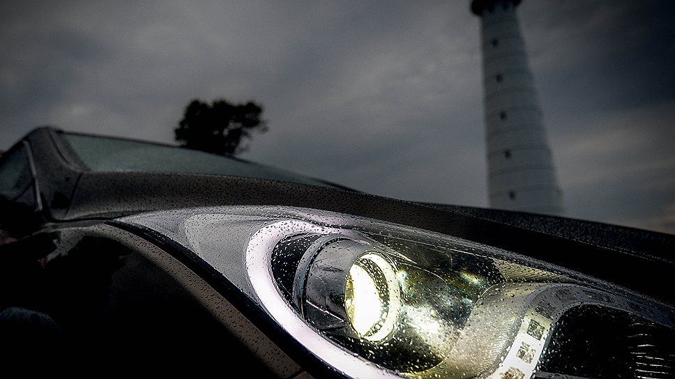 Оптика головного света Hyundai i40 притягивает взгляд не меньше, чем линзы маячных фонарей. 