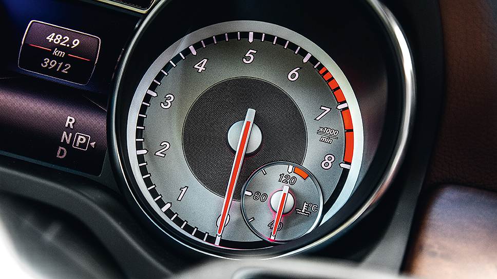 Большую часть времени полноприводный Mercedes-Benz GLA остается переднеприводником, но как только во вращении передних и задних колес возникает разница скоростей, подключается муфта в приводе задних колес. Кроме внедорожной есть штатная версия подвески с клиренсом 134 мм. И спортивная - она занижена еще на 15 мм. 