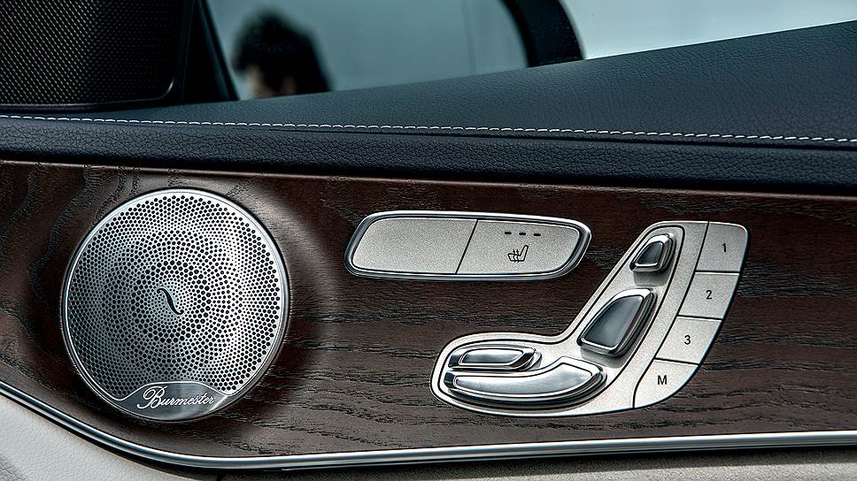 Решетки динамиков аудиосистемы Burmeister с лазерной перфорацией, изящные кнопки управления электроприводами кресел и стеклоподъемников напоминают о S-Классе и придают интерьеру &quot;цешки&quot; дополнительное обаяние и лоск. В Mercedes-Benz же это называют: Welcome home feeling - ощущение домашнего гостеприимства. 