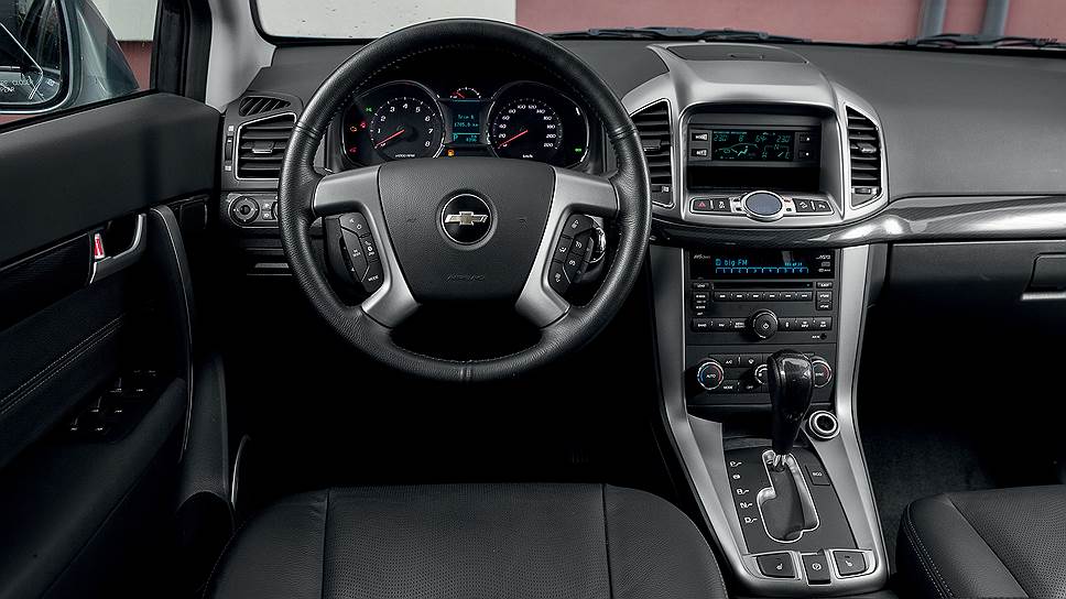 В Chevrolet Captiva есть и много опций, делающих поездки на ней приятными: от четрырех до восьми направлений регулировки передних сидений, AUX-in, iPod и Bluetooth с управлением на руле, парктроник.