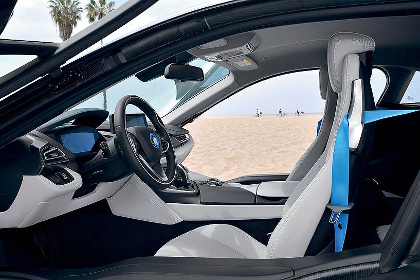 BMW i8 - первый серийный автомобиль, на который установлены &amp;quot;химически усиленные&amp;quot; ультратонкие стекла. Их толщина составляет всего 0,7 мм.