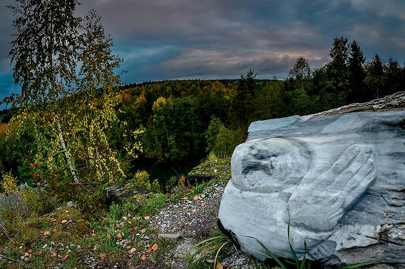 В горном парке Рускеала встречается множество причудливых каменных ансамблей. Некоторые подготовлены рукой человека, вот только правильно ли это -- править природу. 