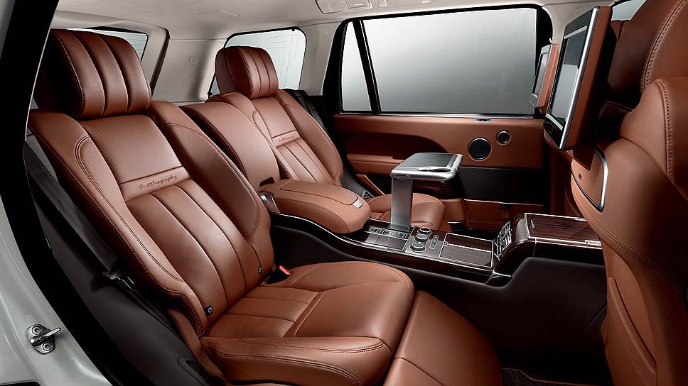 Задний диван в Range Rover Long по желанию заказчика меняется на два индивидуальных кресла с памятью, массажем и прочими мыслимыми удобствами. Пассажир на правом заднем сиденье может с помощью специального пульта управлять настройками правого переднего кресла, наклоняя или сдвигая его максимально вперед.