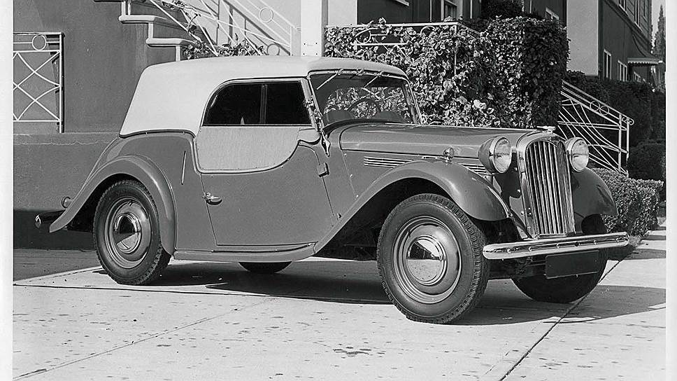 Singer SM Roadster делали с 1951 по 1955 год. Презентовали модель в октябре 1951 года на Парижском автосалоне - это была экспортная модификация обычного родстера, но с мотором объемом 1,5 л от седана Singer SM1500. На внутреннем рынке максимально возможный объем мотора у родстера составлял только 1,2 л. 