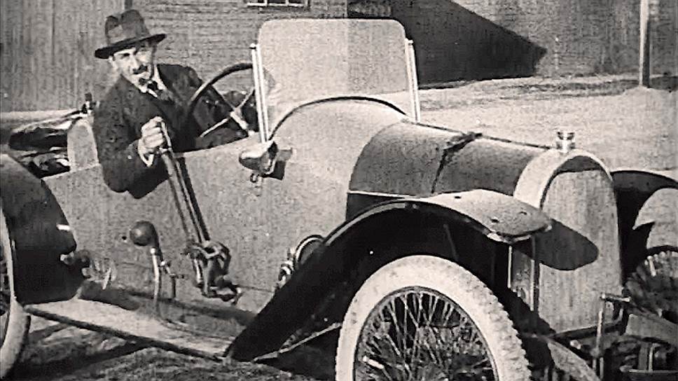 Изображенный на фотографии автомобиль обозначался в фирменном каталоге как Opel 9/25PS Sportwagen. Эту модель фирма представила в 1913 году: четыре цилиндра объемом 2 л, мощность 27 л. с., легкий двухместный кузов, скорость 85 км/ч. Сохранились кадры довоенной кинохроники, где Россинский позирует за рулем &quot;Опеля&quot;, когда машина окрашена в два цвета, а на капоте еще нет маскота с пропеллером - самой характерной детали для автомобилей наших авиаторов. 