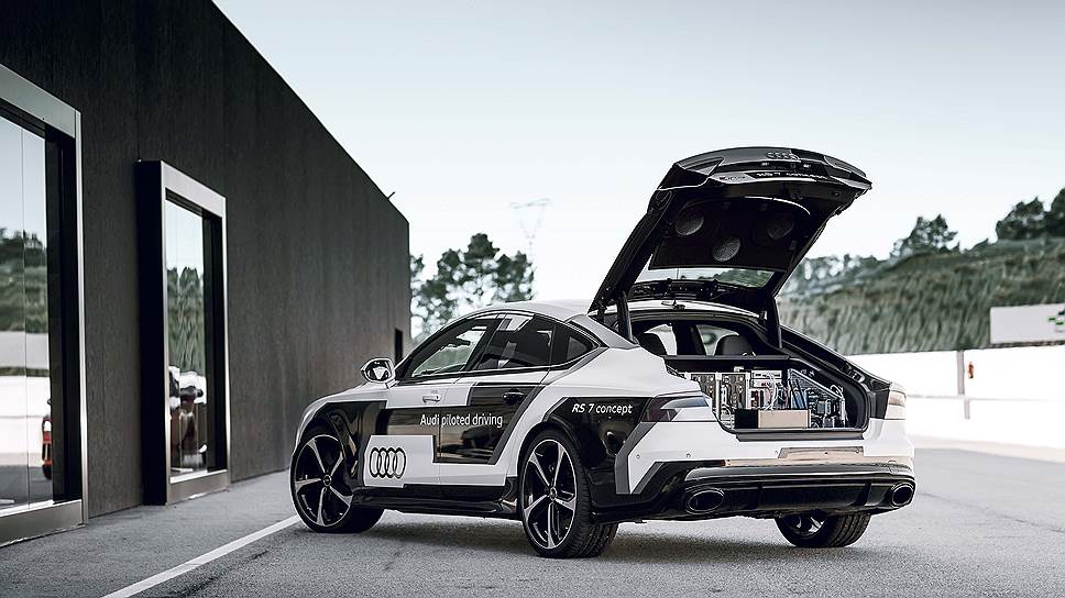 Из-за перегруженностивсевозможным оборудованием у автономного Audi RS7 практически отсутствуют багажник и задний ряд сидений. Ни о каких семейных поездках на природу пока не идет и речи. Но в глобальном смысле все движется в направлении увеличения свободного пространства пассажиров за счет устранения неиспользуемых органов управления. 
