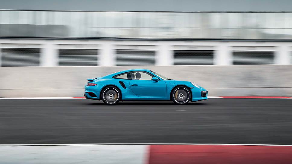Приложение для смартфонов Porsche Car Connect впервые предлагается для 911-й модели. С его помощью владелец может перейти на дистанционный контроль и управление целым рядом функций: проверку уровня топлива, закрытие замков или навигацию до припаркованного автомобиля.  
