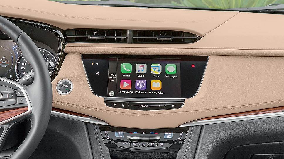 Мультимедийная система CUE, которой оснащен XT5, поддерживает Apple CarPlay и Android Auto. CUE можно управлять голосом, кнопками на руле и через сенсорный экран, который стал более чувствительным и потому более удобен в использовании.  
