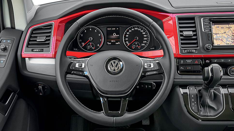 Рулевое колесо нового Multivan имеет такие же размеры, как и на обычных легковых автомобилях марки VW, что подчеркивает: по управляемости между ними практически нет разницы. 
