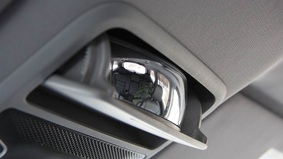 В футляре, разместившемся у верхней кромки ветрового стекла, не только удобно хранить очки. Кромка футляра представляет собой панорамное зеркало, позволяющее водителю сохранять визуальный контакт с пассажирами на задних рядах. 
