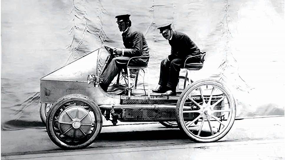 Первым в мире гибридом считается построенный в 1901 году Фердинандом Порше Semper Vivus фирмы Lohner - пришлось дополнить привод электромобиля двигателем, чтобы подзаряжать батареи на ходу. 
