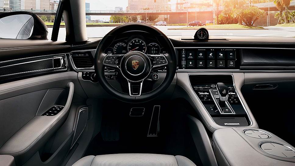 Важная опция - переключатель режимов движения, впервые использованный на Porsche 918 Spyder. Поворотное кольцо на руле позволяет интуитивно выбрать один из четырех режимов движения - Normal, Sport, Sport Plus и Individual. В середине переключателя находится кнопка Sport Response. Одного нажатия этой кнопки достаточно для задействования максимального мощностного потенциала Panamera. 