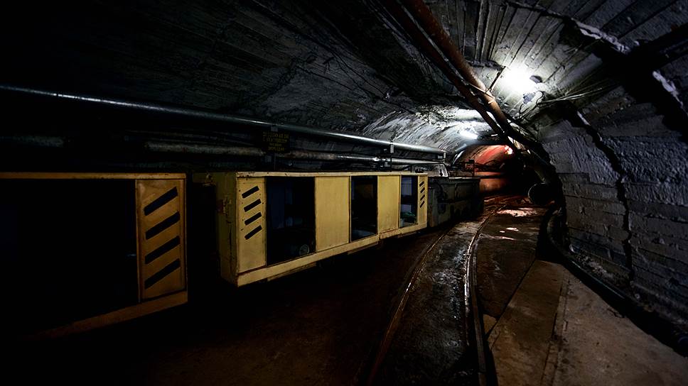Подземные сооружения нейтринной обсерватории находятся в двух тоннелях под горой Андырчи, проложенных московскими метростроевцами в конце 1970-х годов, их эквивалентная глубина составляет от 100 до 4800 м водного эквивалента.