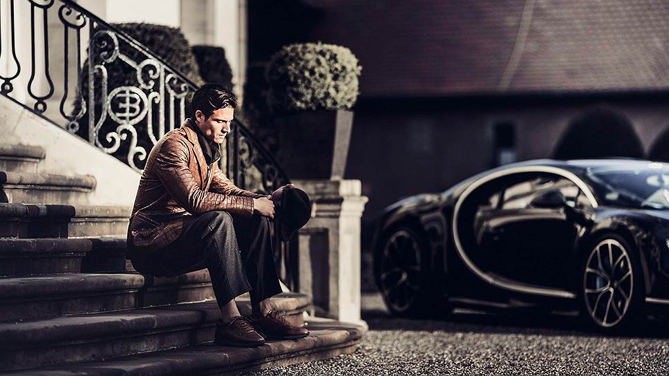 Капсульная коллекция Giorgio Armani for Bugatti адресована мужчинам, которые ценят элегантный стиль, настоящую эксклюзивность и неброскую роскошь. Она поступила в продаже уже в августе этого года и доступна в избранных бутиках как Giorgio Armani, так и Bugatti. 