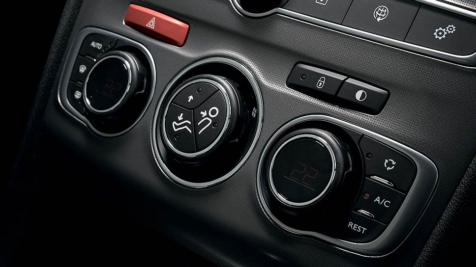 Citroen C4 Sedan доступен в шести различных комплектациях, каждая из которых может быть дополнена пакетами опций. Уже в базе автомобиль имеет кондиционер, передние и задние стеклоподъемники, систему ESP и пару подушек безопасности. А вот музыка идет в качестве опции, и за нее придется доплатить.