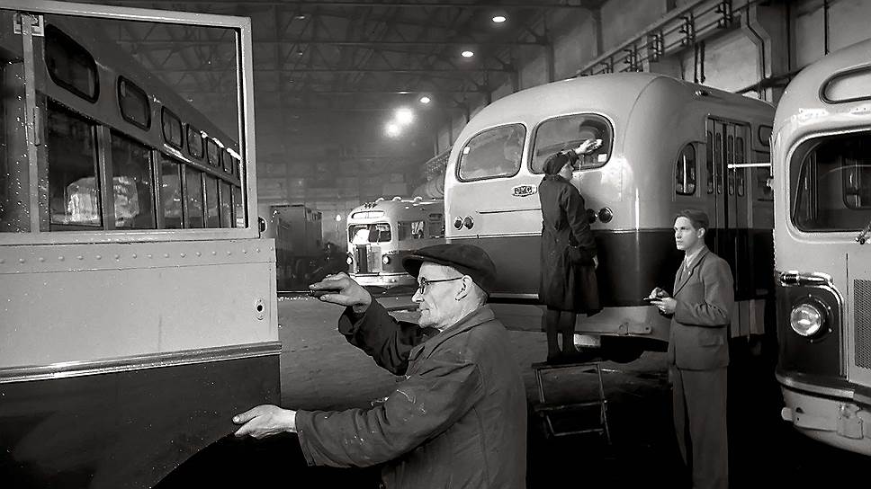 В Советском Союзе фотографы снимали чаще людей простых профессий, чем знаменитостей. Например, героем съемки В. Зунина в 1952 году стал стахановец завода имени Сталина слесарь В. Гуляев, работавший на участке отделки автобусов ЗИС-155. 
