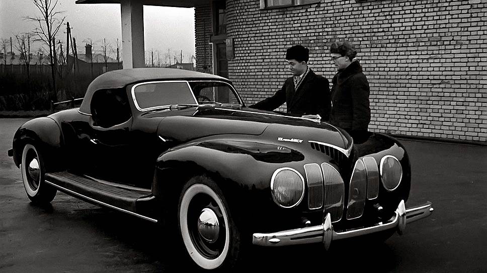 Изготовленный в 1939 году родстер ЗИС-101 &quot;Спорт&quot; фотограф Виктор Великжанин запечатлел на территории НАМИ. Автомобиль был гордостью завода, его показывали всем и вся, но дальше изготовления одного-единственного экземпляра дело так и не пошло.  

