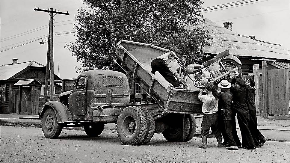 Самосвалы на базе московских грузовиков делал Мытищинский машиностроительный завод, а индекс модели звучал очень длинно: ЗИС-ММЗ-585 и еще литера, обозначавшая модификацию. Например, буква Л обозначала самосвал строительный, а М - сельскохозяйственный. Какой из их на фото Юрия Абрамочкина - трудно сказать. Известно лишь, что снимок сделан в 1962 году в Курганской области.  
