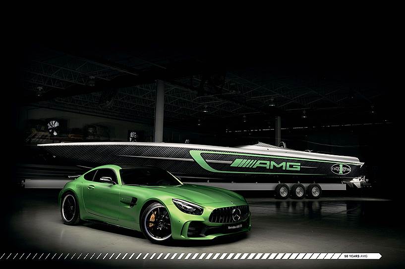 Стилистика двух скоростных аппаратов пронизана общими мотивами. Ярко-зеленые полосы на корпусе лодки сделаны в тон фирменному цвету AMG GT R, а ее борта украшает большой логотип AMG.