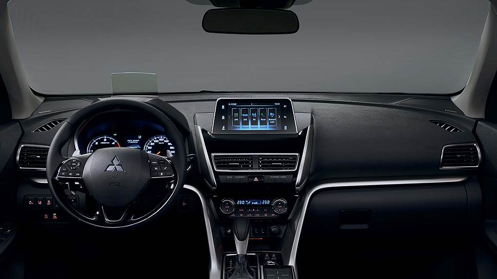 Интерьер Mitsubishi Eclipse Cross радует современной центральной консолью, над которой властно возвышается многофункциональный сенсорный &quot;планшет&quot;. Управлять им можно не только путем нажатия на экран, но и посредством тачпада, размещенного на торпеде.