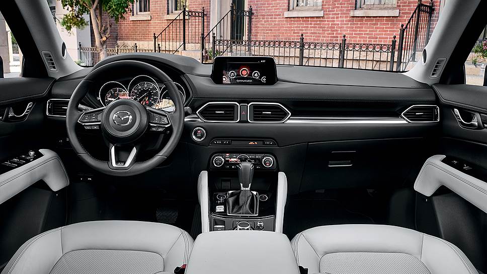 Варианты оснащения. Новая Mazda CX-5 будет доступна с двумя вариантами моторов (2.0 и 2.5) мощностью 160 и 194 л. с. соответственно. Двухлитровая модификация может оснащаться как передним, так и полным приводами, а старшая версия - исключительно полным приводом. 
