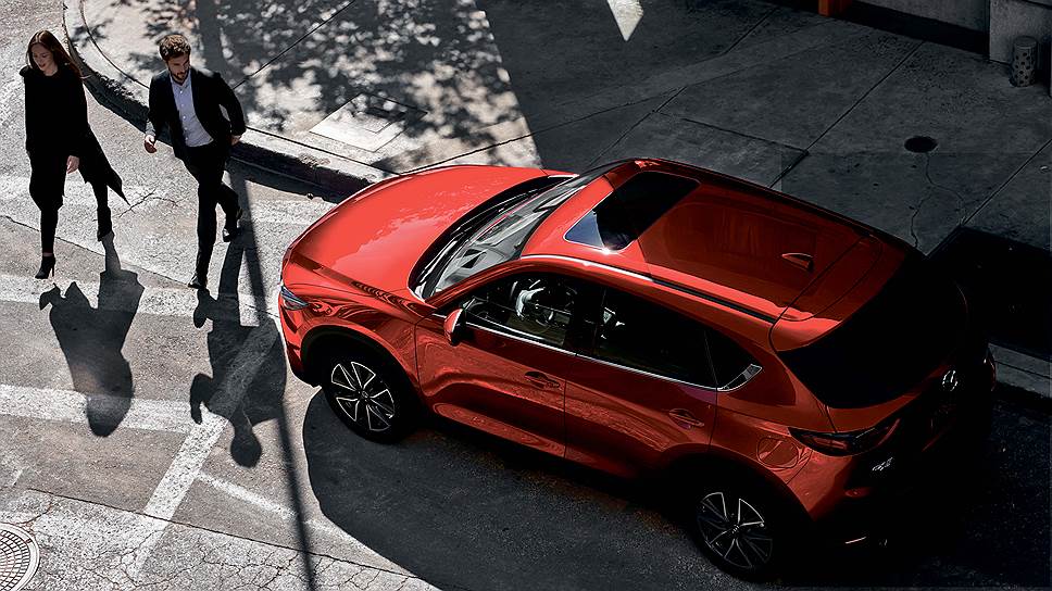 Из глубины. Новая Mazda CX-5 будет представлена в девяти цветах. Но ни один из них не смотрится настолько круто, как фирменный Soul Red Crystal - доработанный вариант предыдущего бестселлера Soul Red. Для его создания используется та же специальная технология Takuminuri: краска состоит из трех слоев - отражающего, полупрозрачного и слоя покрытия. Но теперь, чтобы достичь более чистого красного цвета, в полупрозрачный слой добавляется пигмент интенсивной окраски с оптимизированным размером частиц, что позволяет добиться большей насыщенности и более живого цвета. Отражающий слой стал тоньше, в нем используются меньшие по размеру, более яркие алюминиевые пластины. В нем также содержатся поглощающие свет пластины, использование которых позволяет визуально затемнить находящиеся в тени поверхности. 
