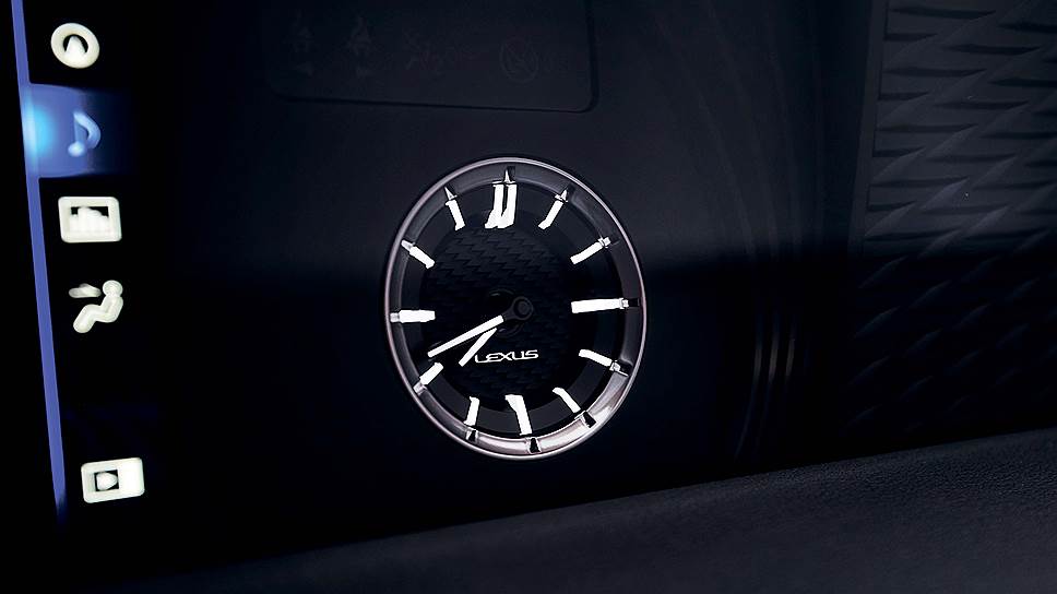 Время идет. Если для классических европейских автомобилей аналоговые часы - это дань многолетней традиции, то для относительно молодого японского бренда - попытка соответствовать. Эта попытка удалась неплохо.