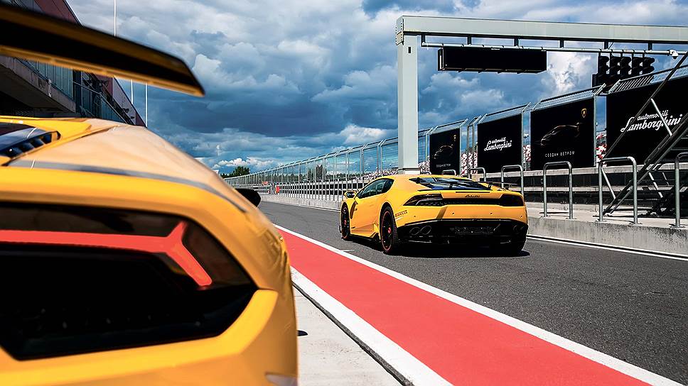 Кованый композит является фирменным материалом Lamborghini. Он позволяет создавать облегченные детали сложных геометрических форм с сохранением оптимальной жесткости.