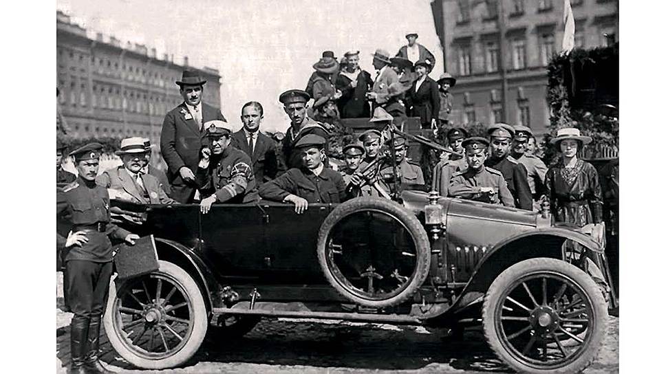 Среди автомобилей-агитаторов оказался и отечественный &quot;Русско-Балтийский&quot; тип К, снятый фотографом Яковом Штейнбергом на Дворцовой площади 25 мая 1917 года, в &quot;День займа свободы&quot;.  
