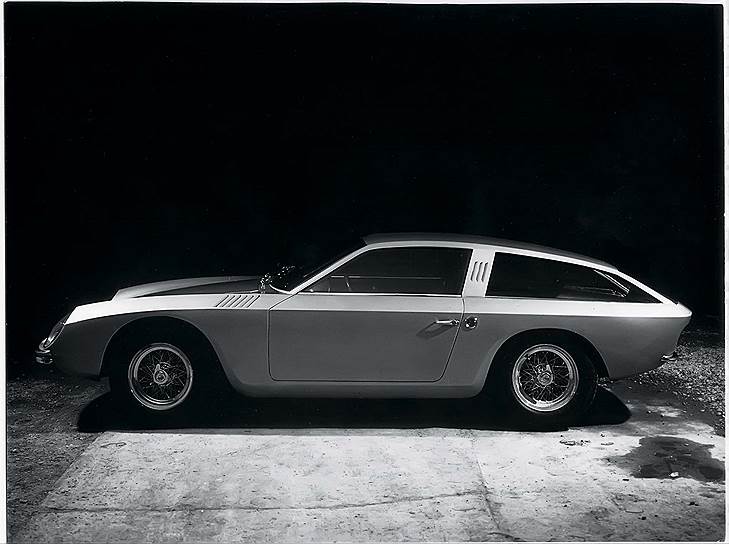 Главный конкурент Ferrari тоже не обошел стороной тему шутинг-брейков. За работу взялось ателье Touring, изваявшее в 1966 году такой легкий и изящный кузов для концепт-кара, названного Lamborghini 400GT Flying Star II и показанного в том же году на салоне в Турине. Двигатель располагался впереди, что было необычно для этой марки.