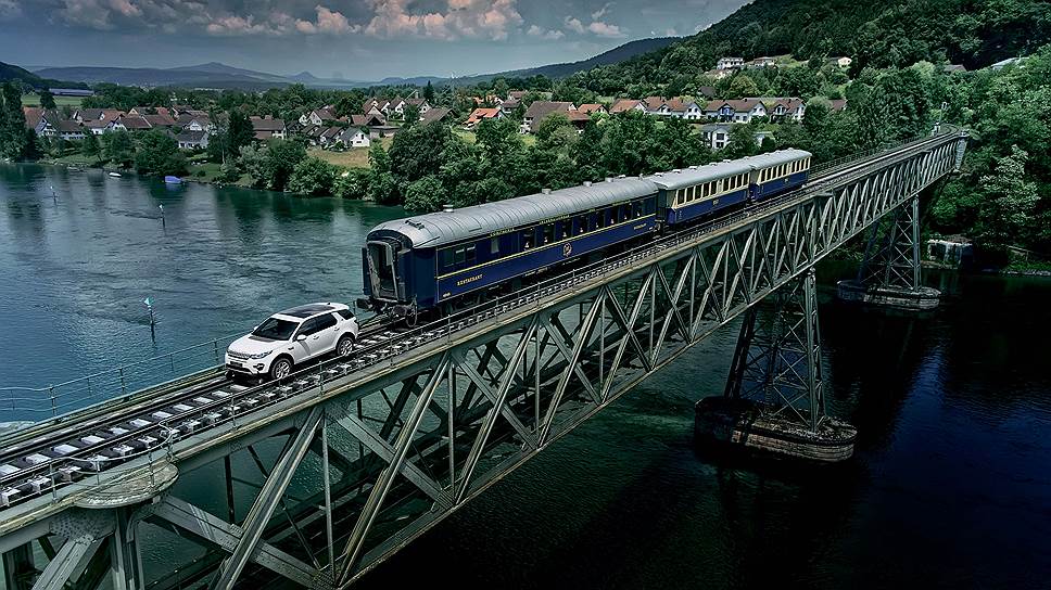 Прошлым летом Land Rover Discovery Sport провез за собой по же-лезной дороге в Швейцарии три вагона массой более 100 тонн по от-резку пути длиной 10 км и даже пересек Рейн по живописному мосту Хемисхофен.