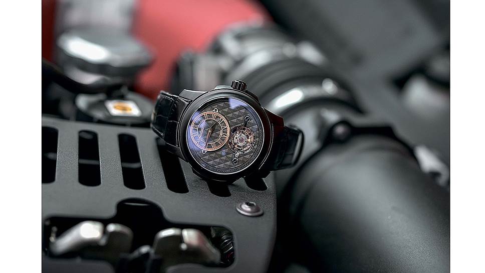 Ateliers deMonaco Tourbillon Oculus 1297 Titane оснащены механизмом XP 1 с автоподзаводом. Циферблат, расположенный на &quot;12 часов&quot;, может быть выполнен в розовом или в белом золоте. У часов черный ремешок из кожи аллигатора с титановой пряжкой.
