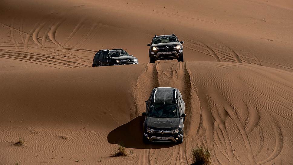 Шины BFGoodrich All-Terrian от Michelin обладают солидным запасом прочности, позволяя улучшить внедорожные характеристики автомобиля. Но на глубоком песке Сахары самые лучшие шины - спущенные.
