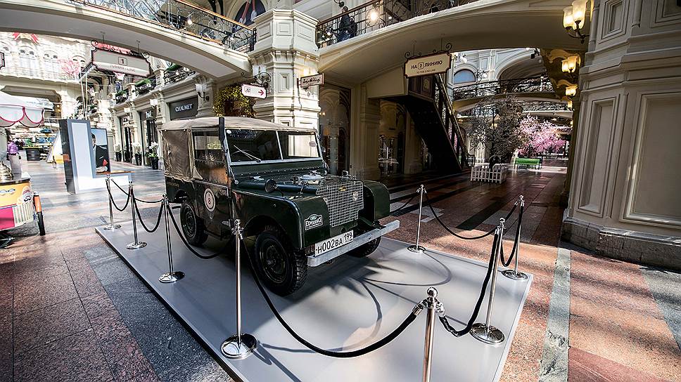 Экспонаты объединены в общую композицию под названием &quot;70 лет Land Rover&quot; и демонстрируют главные достижения британского бренда за его долгую историю.