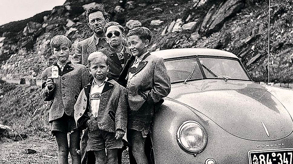 Ферри Порше со всеми своими четырьмя детьми и главным детищем — спорткаром Porsche 356, выпускавшимся с 1948 по 1965 год и прославившим марку и фамилию Порше.