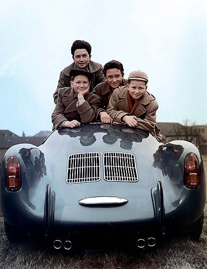 К хорошим автомобилям надо приучать с детства: сыновья Ферри Порше — Ханс-Петер, Фердинанд Александр, Герхард и Вольфганг — позируют в гоночном болиде Porsche 550 Spyder летом 1954 года.